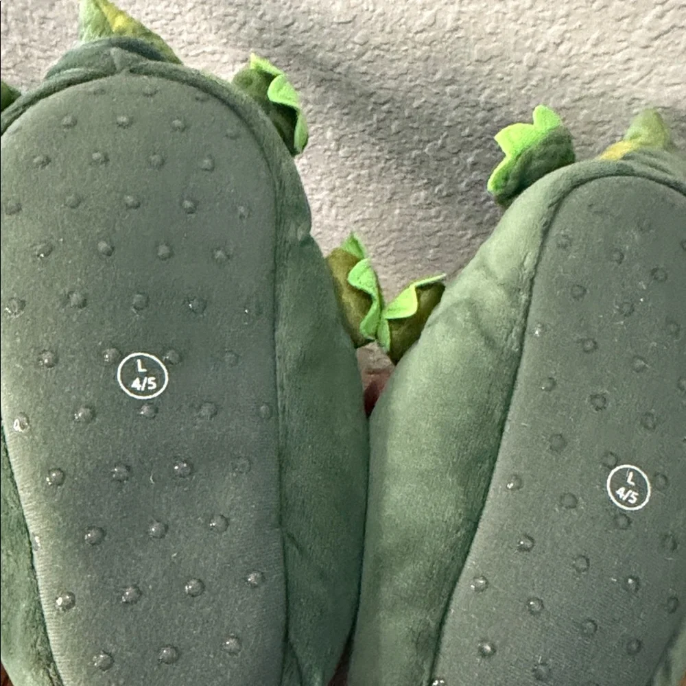 Kids Green Dinosaur Plush Slippers - Cozy Novelty Shoes size 4/5